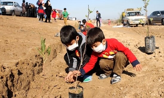 درختکاری کودکان در اهواز (+عکس)