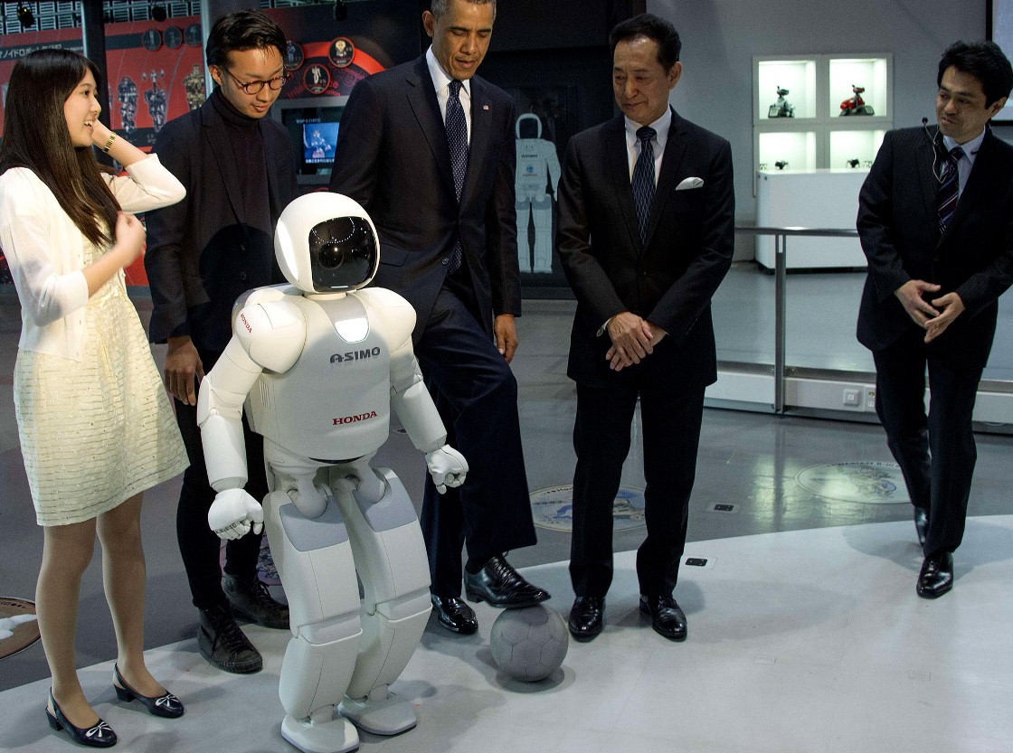 توپ بازی اوباما با روبات ژاپنی (عکس)
