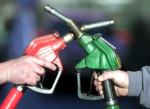 بنزین آلوده ؛‌ حملات کارشناسان، وکلا و مسوولان جدید - دفاع مقامات سابق / مجازات احتمالی عاملان توزیع بنزین پتروشیمی چیست؟