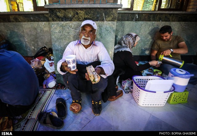 افطار در تجریش (عکس)