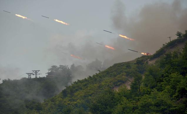 نظارت رهبر کره شمالی بر رزمایش موشک ها (عکس)