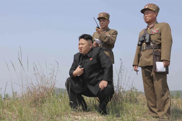 نظارت رهبر کره شمالی بر رزمایش موشک ها (عکس)