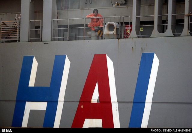 پهلوگیری اولین کشتی خارجی در بندر شهید رجایی (عکس)