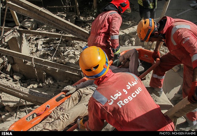 تصاویر ریزش مرگبار ساختمان در مشهد (16+)
