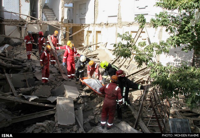 تصاویر ریزش مرگبار ساختمان در مشهد (16+)