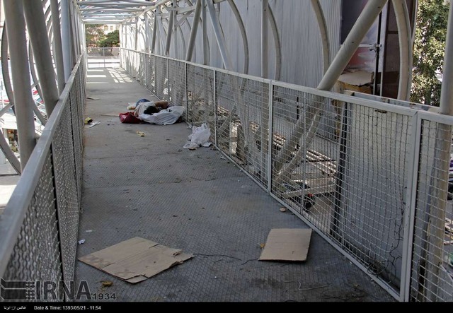 بی خانمان ها روی پل عابر پیاده (عکس)