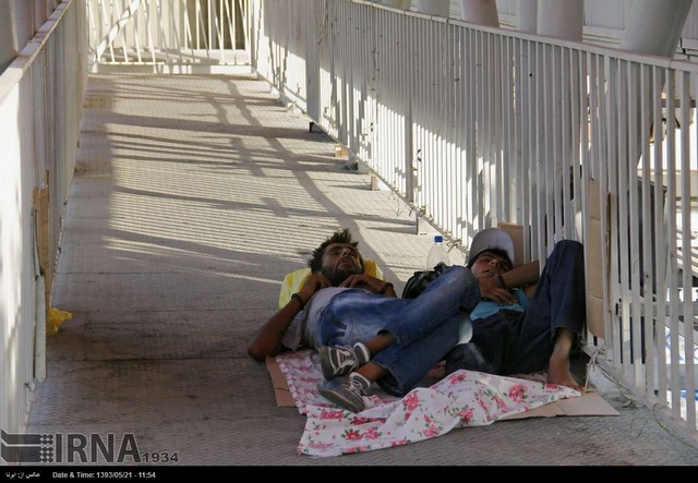 بی خانمان ها روی پل عابر پیاده (عکس)