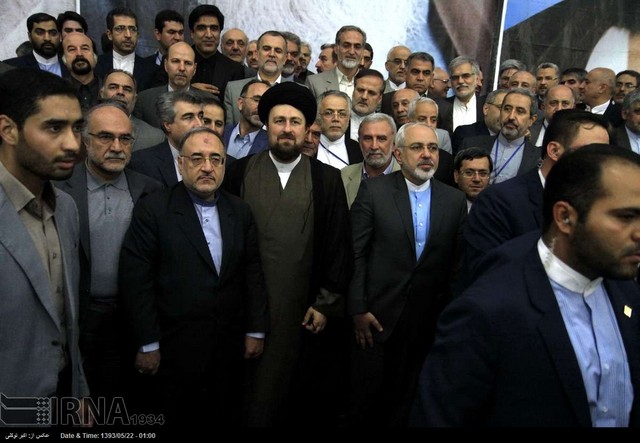 ادای احترام ظریف و سفیران به امام خمینی (عکس)
