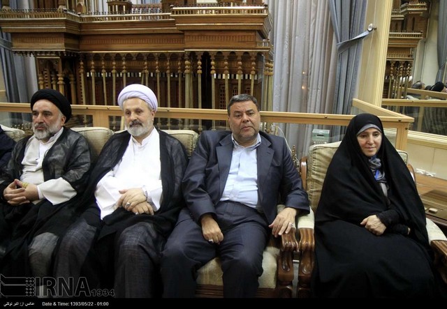 ادای احترام ظریف و سفیران به امام خمینی (عکس)