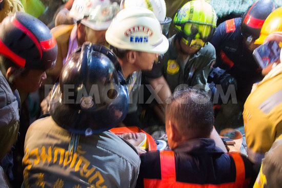نجات معجزه‌آسای مردی از زیر آوار ساختمان 6 طبقه (عکس)