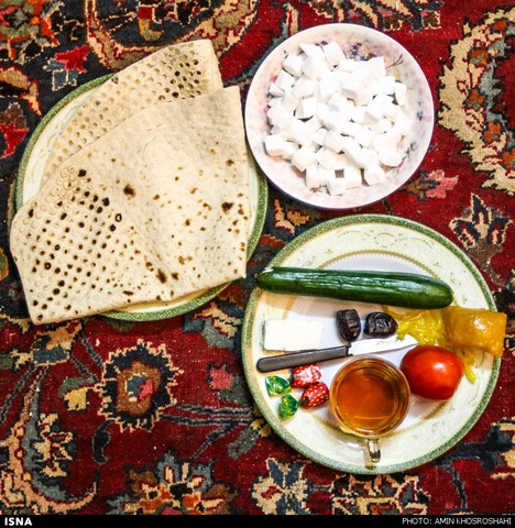 به سادگی افطار ، به برکت رمضان (عکس)