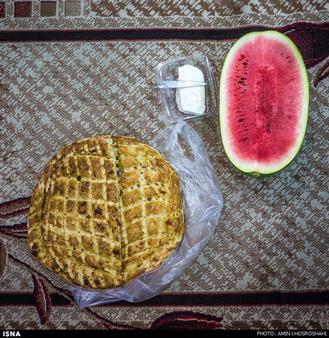 به سادگی افطار ، به برکت رمضان (عکس)