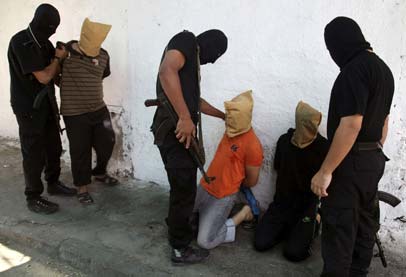 اولین اعدام در ملاء عام در غزه پس از 20 سال / 18 نفر متهم به جاسوسی تیرباران شدند (+عکس)