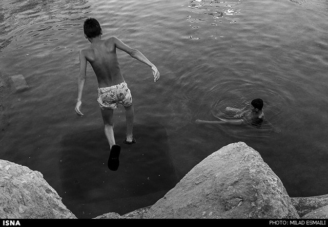 آبتنی کودکان در حوضچه‌های شهری اهواز (عکس)