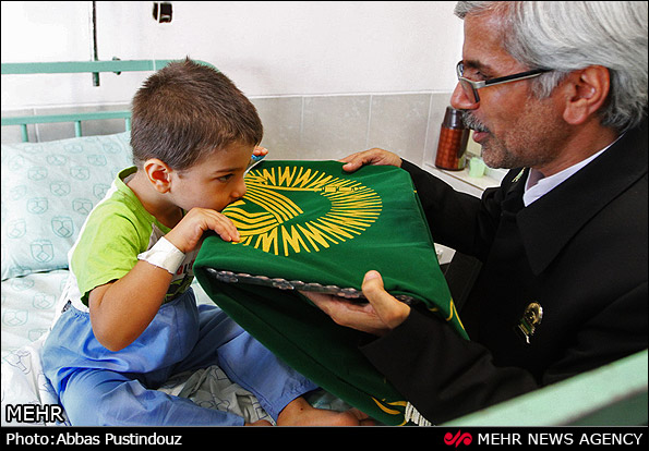 عیادت بیماران با پرچم حرم امام رضا (عکس)