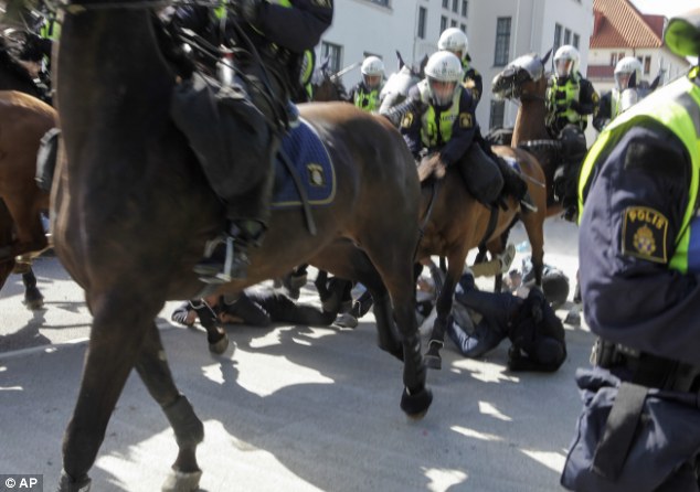 پلیس سوئد هم عصبانی می شود (+عکس)