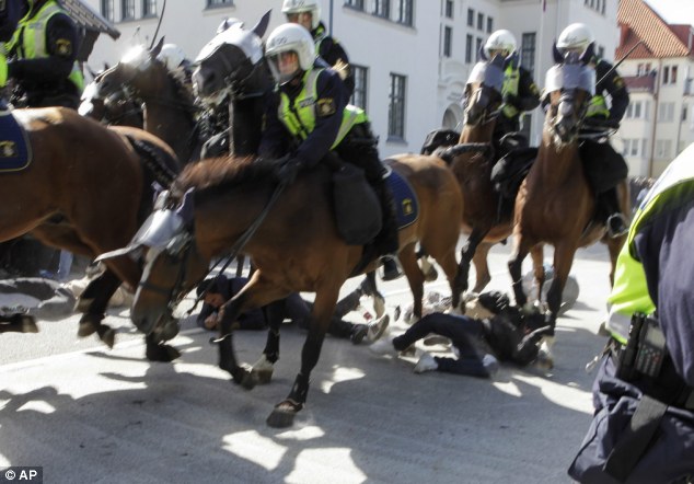 پلیس سوئد هم عصبانی می شود (+عکس)