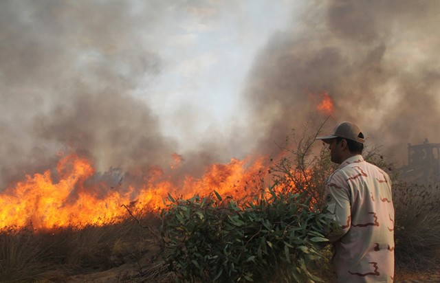 آتش‌سوزی گسترده در آشوراده بندر ترکمن (عکس)