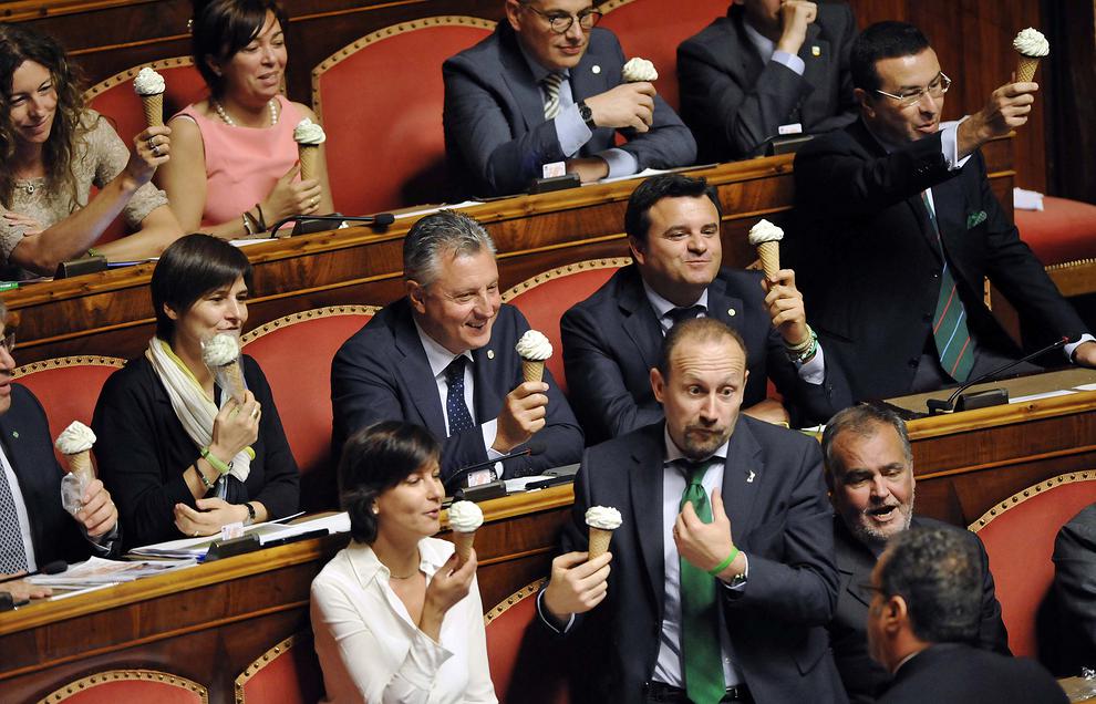 بستنی خوری مخالفان دولت در مجلس ایتالیا (+عکس)