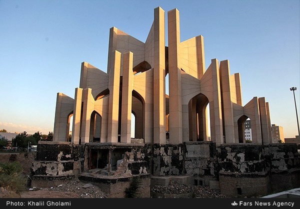 نیم قرن بازسازی مقبرةالشعرا در تبریز (عکس)