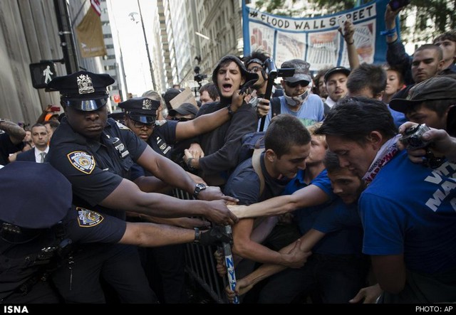 دستگیری 100 تن در راهپیمایی وال استریت نیویورک (+عکس)