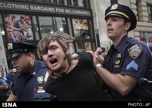 دستگیری 100 تن در راهپیمایی وال استریت نیویورک (+عکس)