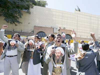 تجمع حوثی ها مقابل سفارت عربستان (+عکس)