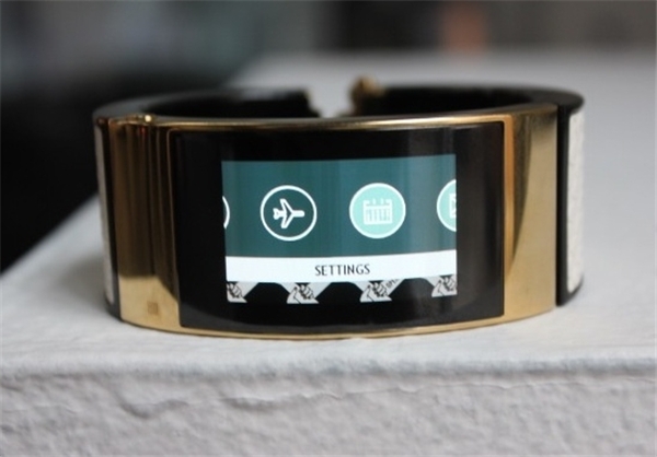 دستبند طلایی اینتل برای علاقمندکردن خانم‌ها به فناوری