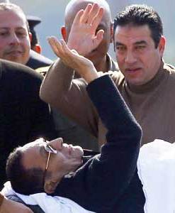 2 کشته و 9 زخمی در اعتراضات به صدور حکم تبرئه حسنی مبارک/ تبریک تلفنی پادشاه بحرین به مبارک / 