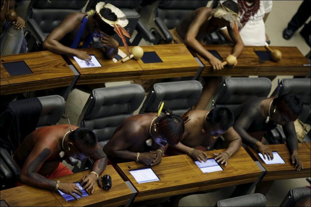 اعتراض سرخ پوست ها در پارلمان برزیل (عکس)