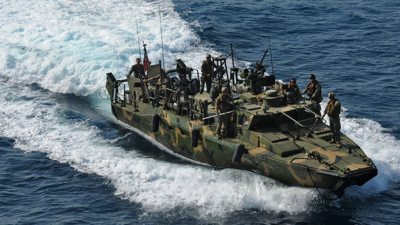 سنتکام: دو قایق آمریکایی وارد آب های ایران شده بودند/ تنها دو سیم کارت ملوانان جا مانده است