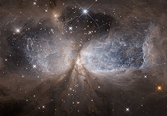 تصویر ستاره عظیم که سحابی پروانه‌ای شکل دارد