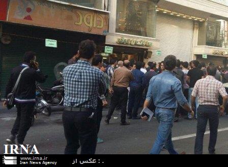 درگیری بین دستفروشان و مغازه داران در خیابان جمهوری تهران