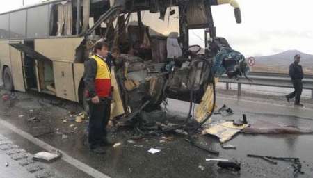 3 کشته در تصادف اتوبوس با تریلر در کاشان