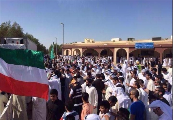 تشییع قربانیان انفجار مسجد کویت (عکس)