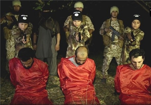 اعدام ۳ سرباز عراقی توسط ۳ کودک داعشی