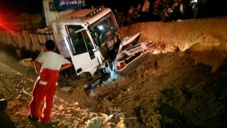 3 کشته در تصادف کامیون با پراید در جاده مهران