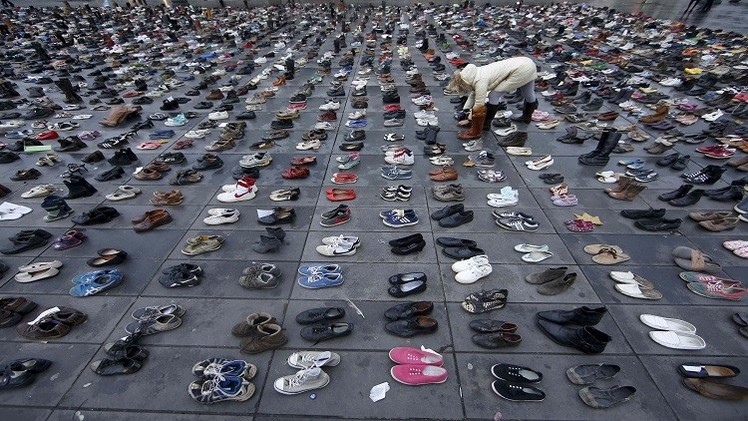 اعتراض کفش ها در پاریس (+عکس)