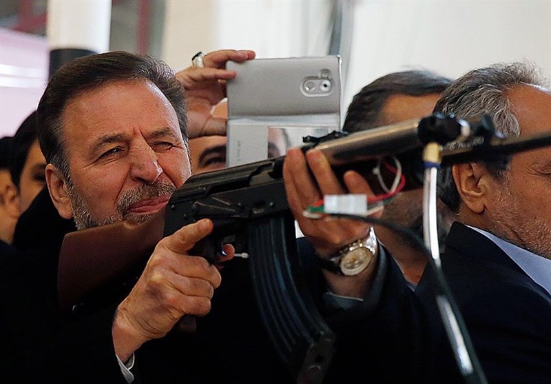وزیر ارتباطات تفنگ به دست شد (عکس)