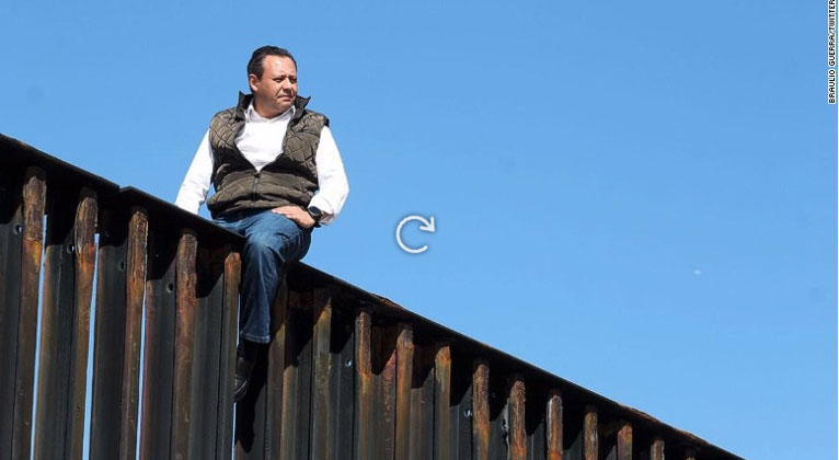 سخنرانی نماینده مکزیک علیه ترامپ از روی دیوار مرزی (+عکس)