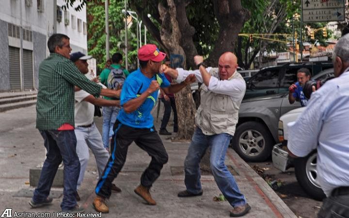 کتک زدن رهبر مخالفان ونزوئلا (+عکس)