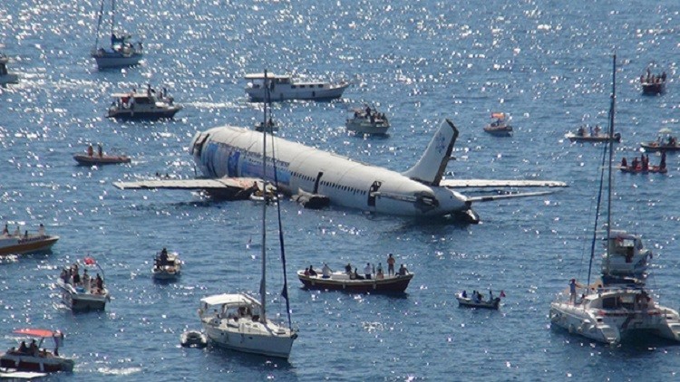 غرق کردن هواپیما برای جذب گردشگر (عکس)