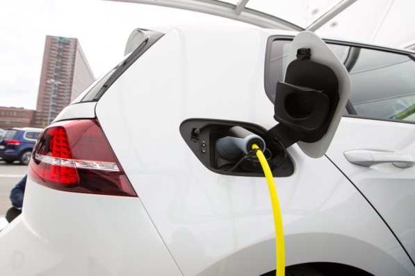 اپل جایگاه شارژ خودروهای برقی احداث می کند