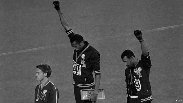 دفاع اوباما از ورزشکار آمریکایی که برای سرود ملی برنخواست / او حق اعتراض دارد