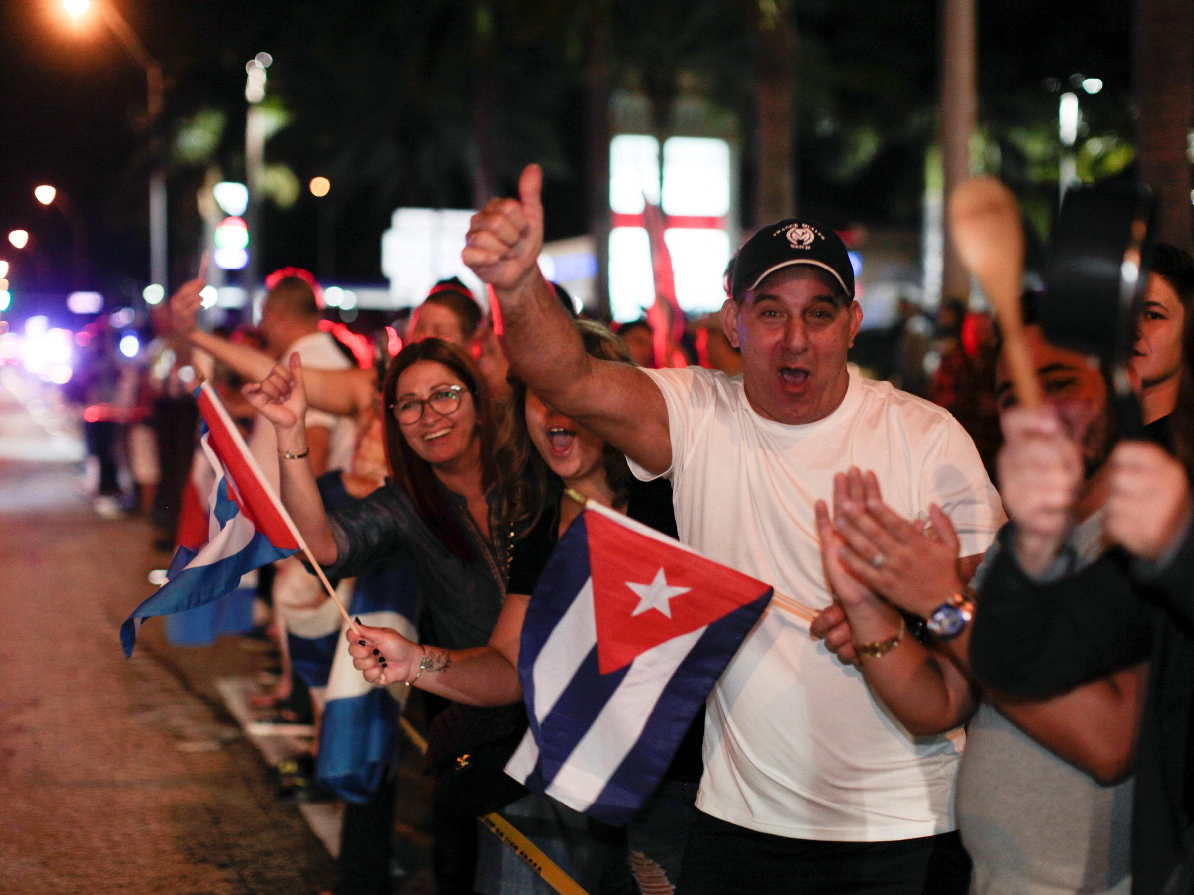 شادمانی ضد انقلاب های کوبایی از مرگ کاسترو(+عکس)
