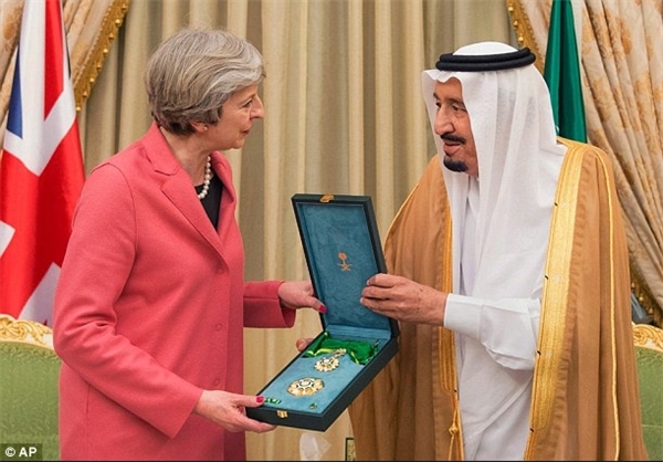 اهدای نشان افتخار پادشاه عربستان به «ترزا می» (+عکس)