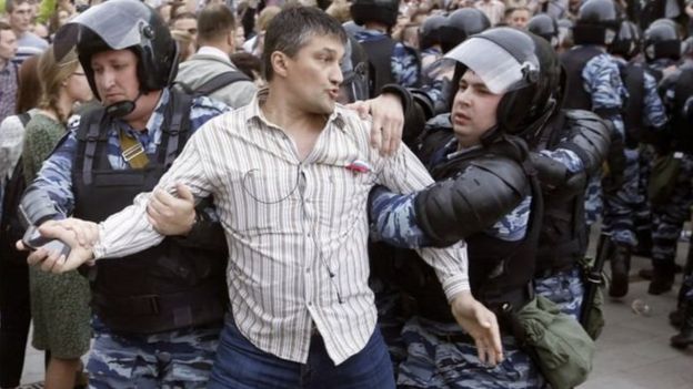 دستگیری گسترده مخالفان پوتین در تظاهرات بزرگ ضد فساد در روسیه (+عکس)
