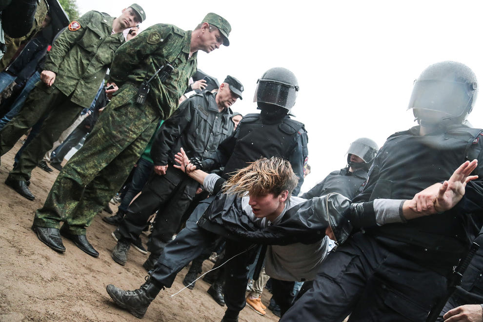 دستگیری گسترده مخالفان پوتین در تظاهرات بزرگ ضد فساد در روسیه (+عکس)