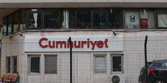 اعتراضات به آغاز محاکمه جمعی 17 روزنامه نگار در ترکیه (+عکس)