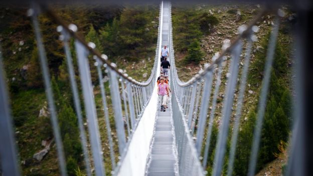 افتتاح طولانی ترین پل معلق عابران در سوئیس (+عکس)